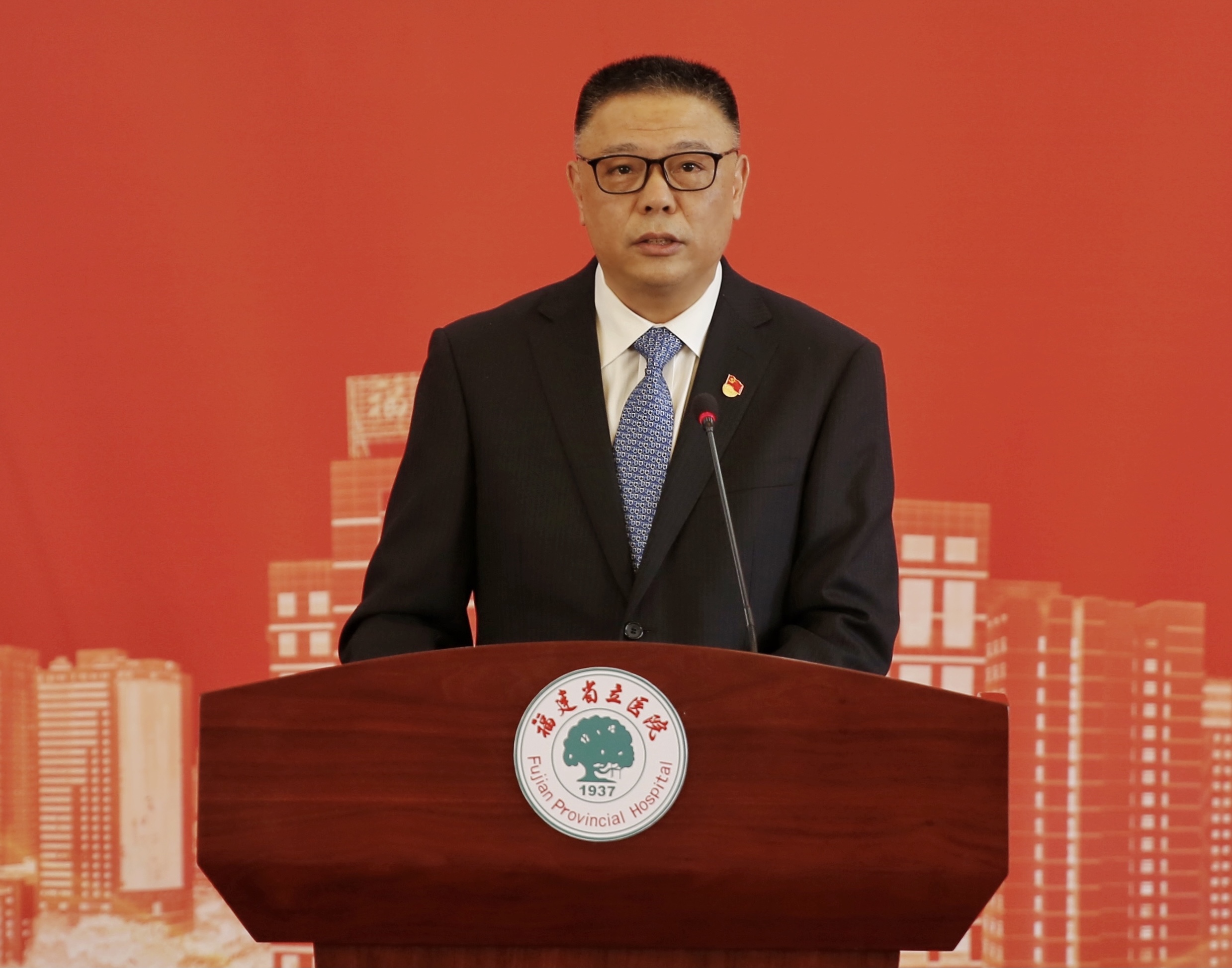 3副院长陈锋主持会议.jpeg