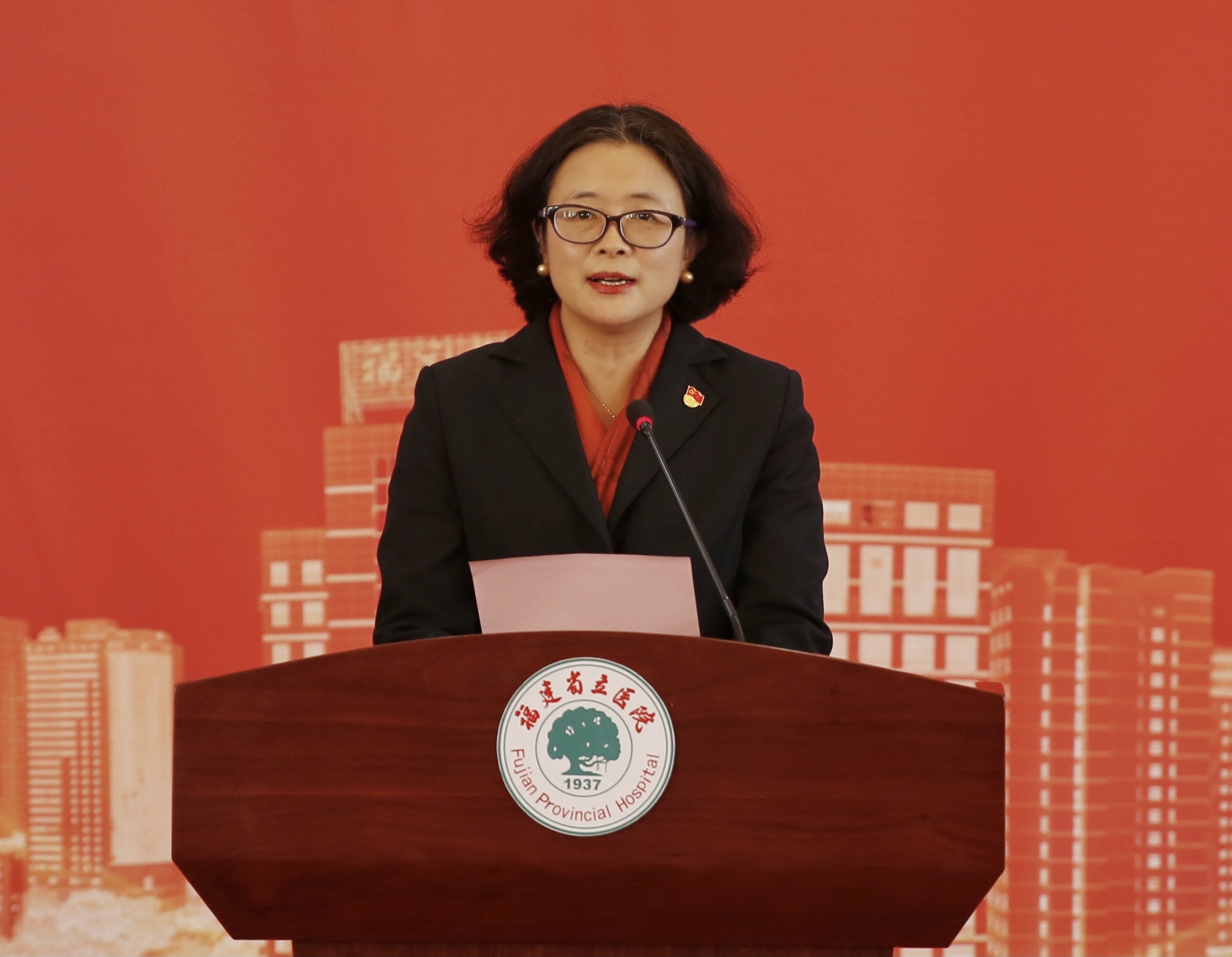 2党委副书记李红宣读表彰决定.jpeg