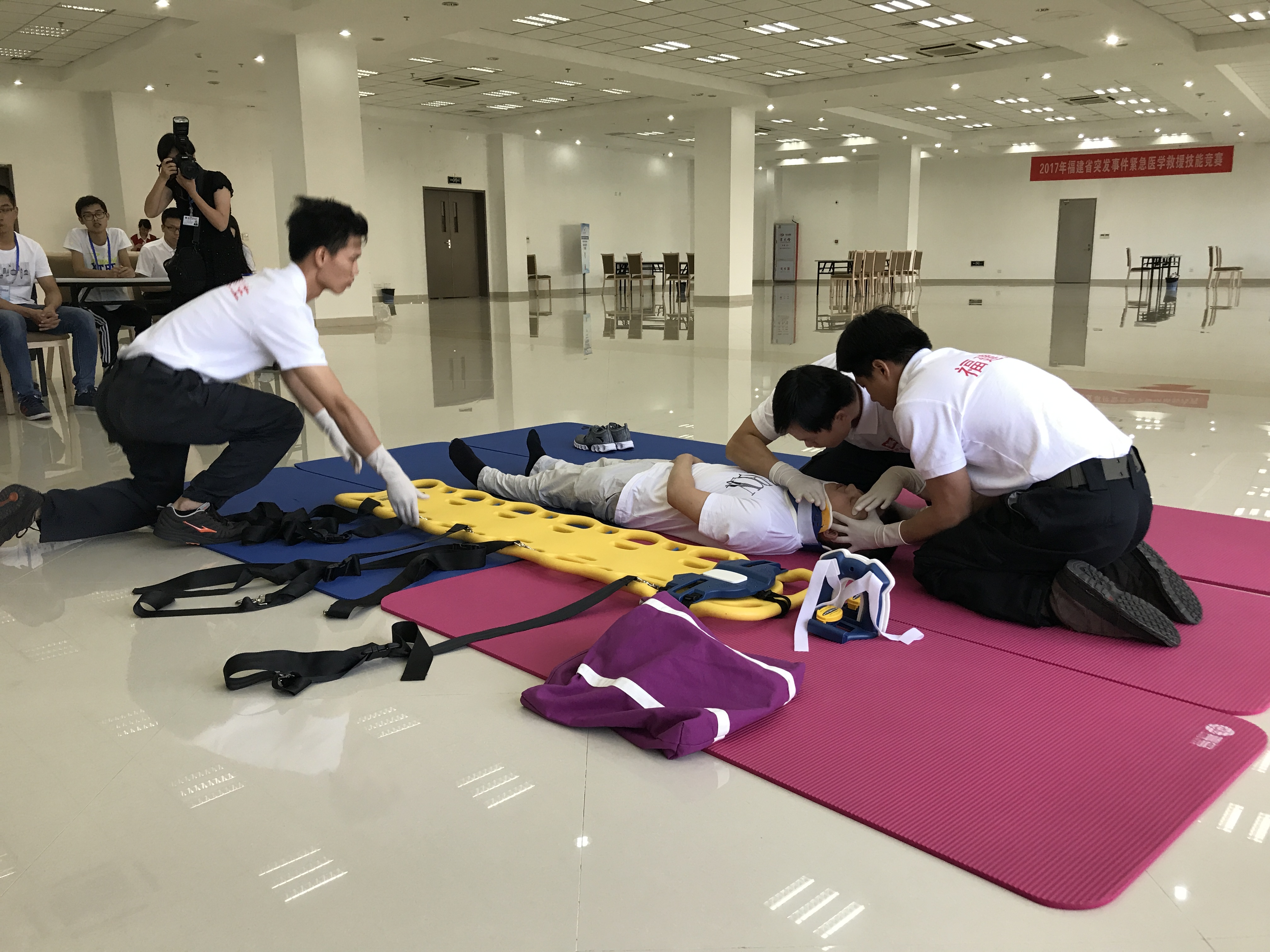 省立医院参赛团队在进行团体项目的比赛.jpg