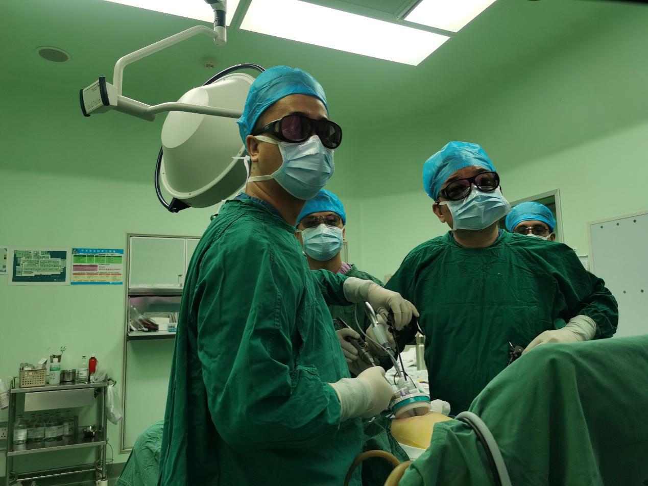 李国新教授正进行 “SILS+1腹腔镜下胃癌根治术”.jpg