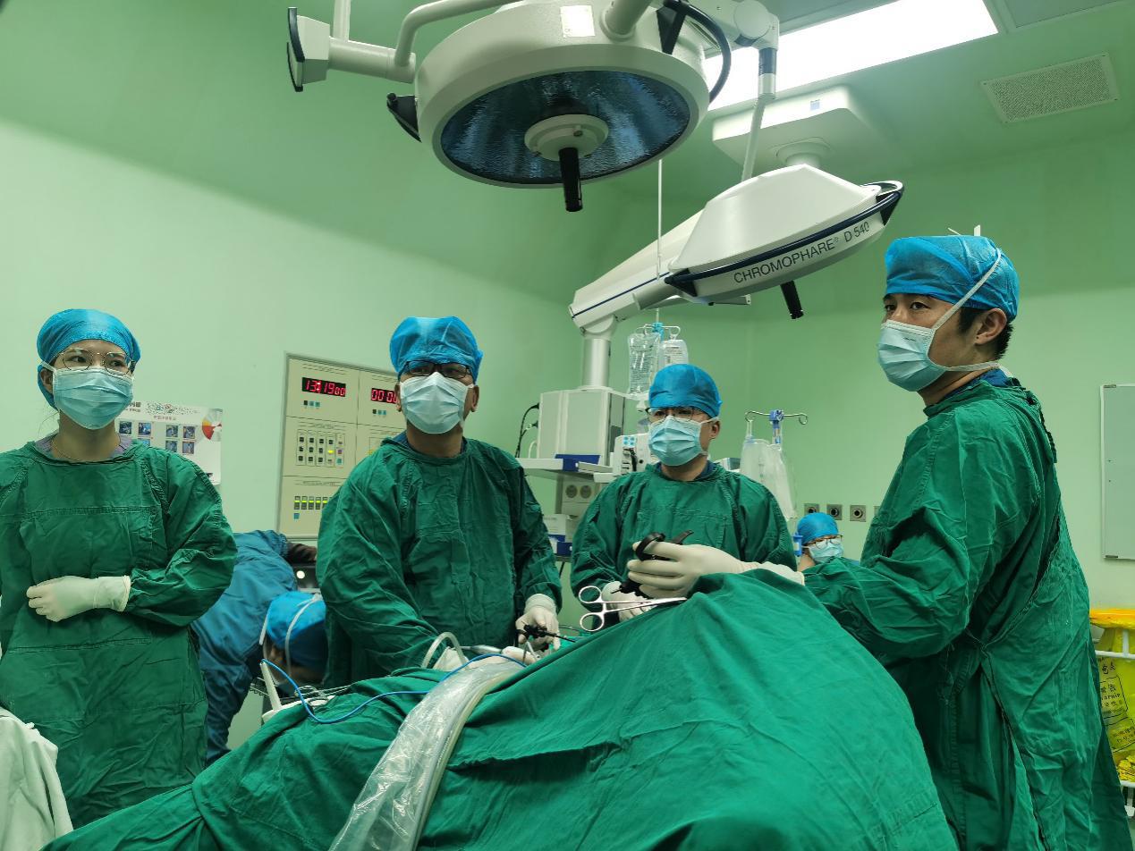 黄良祥教授正进行“腹腔镜下超低位直肠癌根治术”.jpg