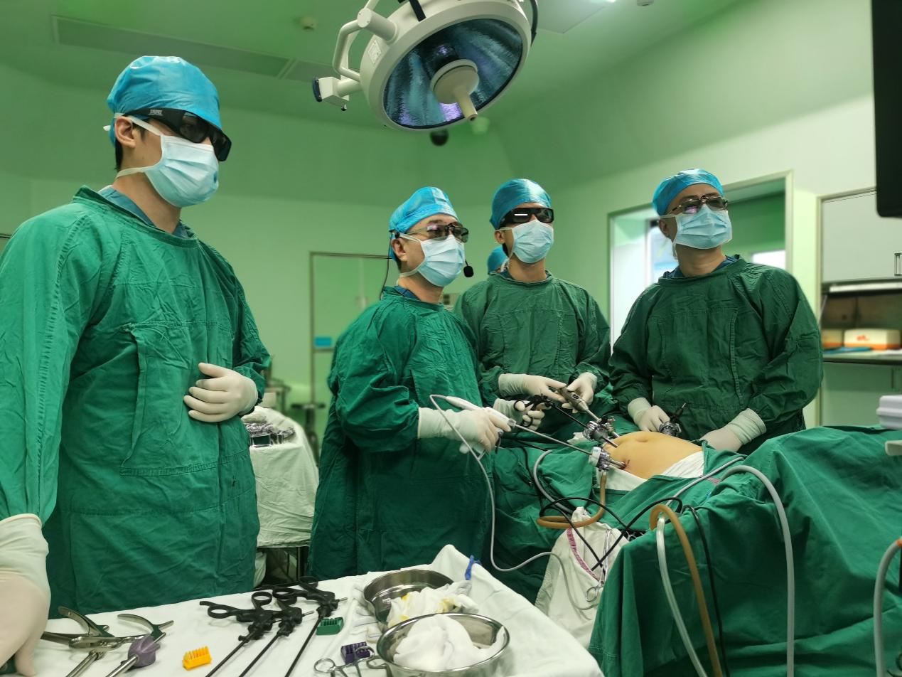 肖毅教授正进行“腹腔镜下扩大右半结肠根治性切除术”.jpg