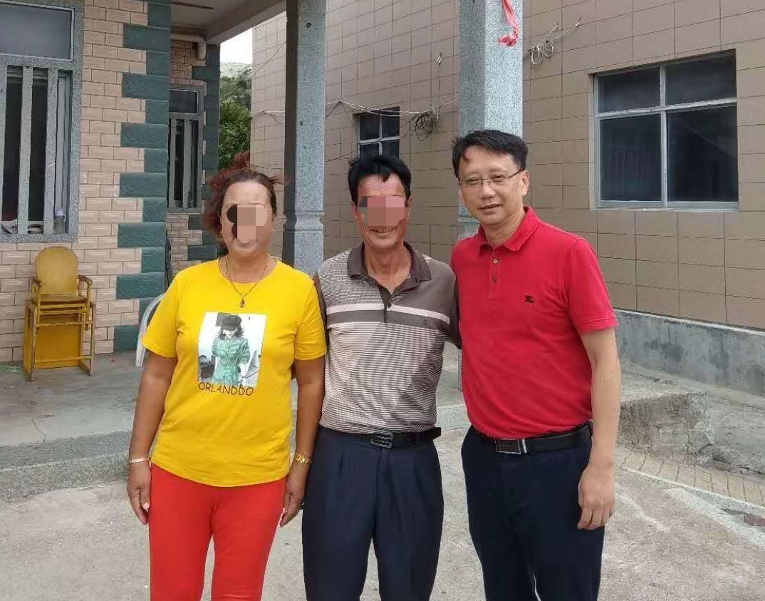 3梁玮主任与术后患者合影.jpeg