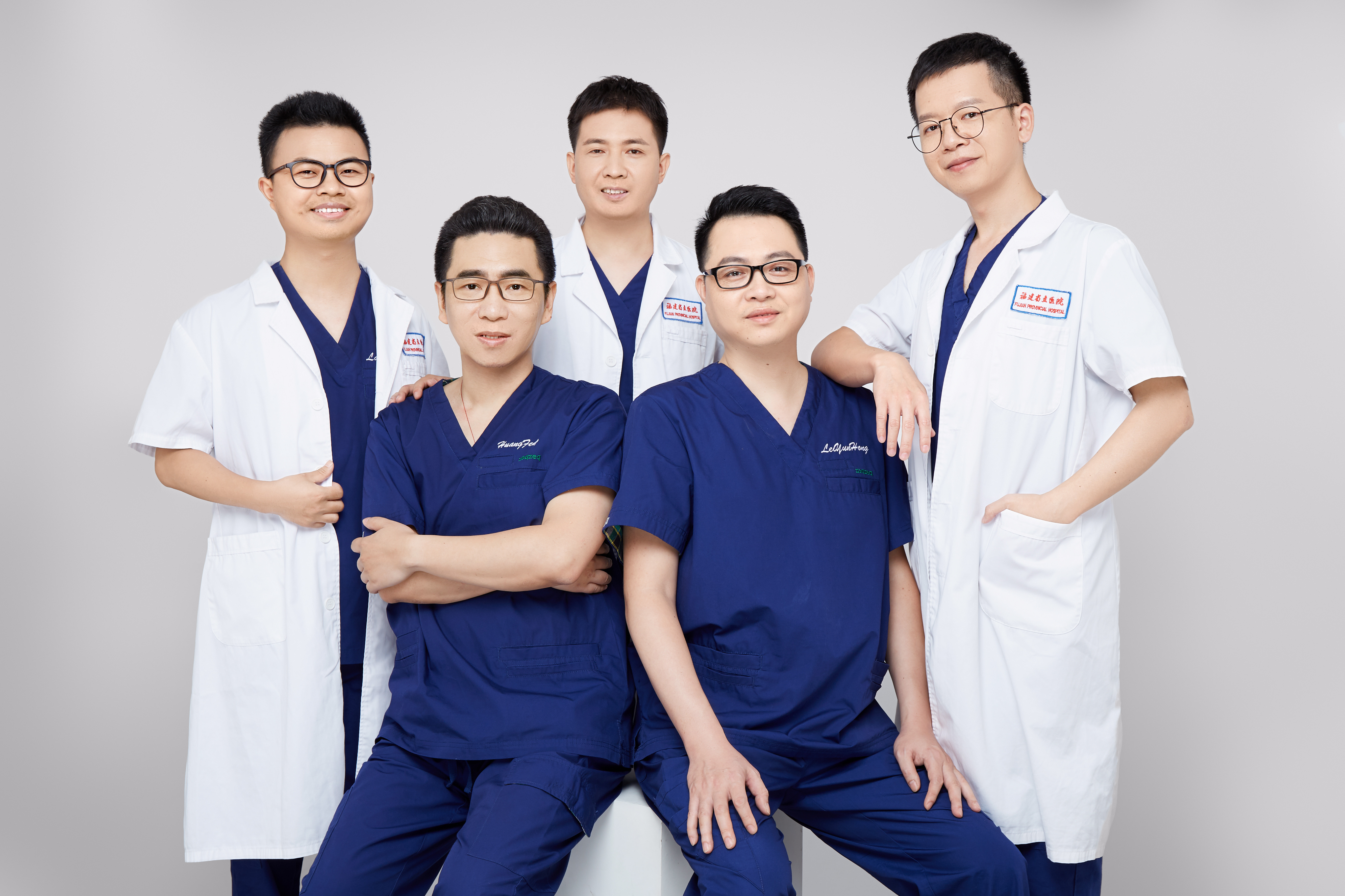 5黄烽主任(左二)团队,他们年轻有活力、乐于奉献.jpg