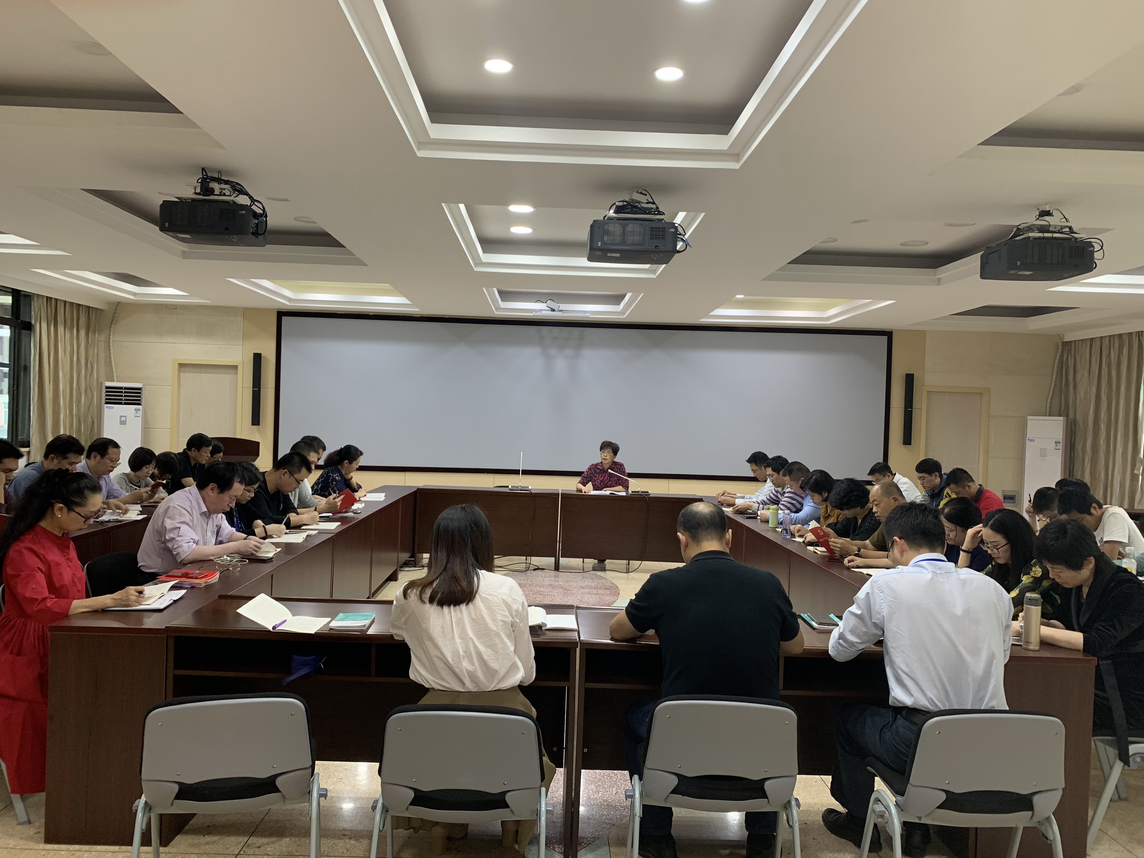 0纪委书记付冬香对纪检监察干部及各支部纪检委员开展《条例》学习辅导。.jpg