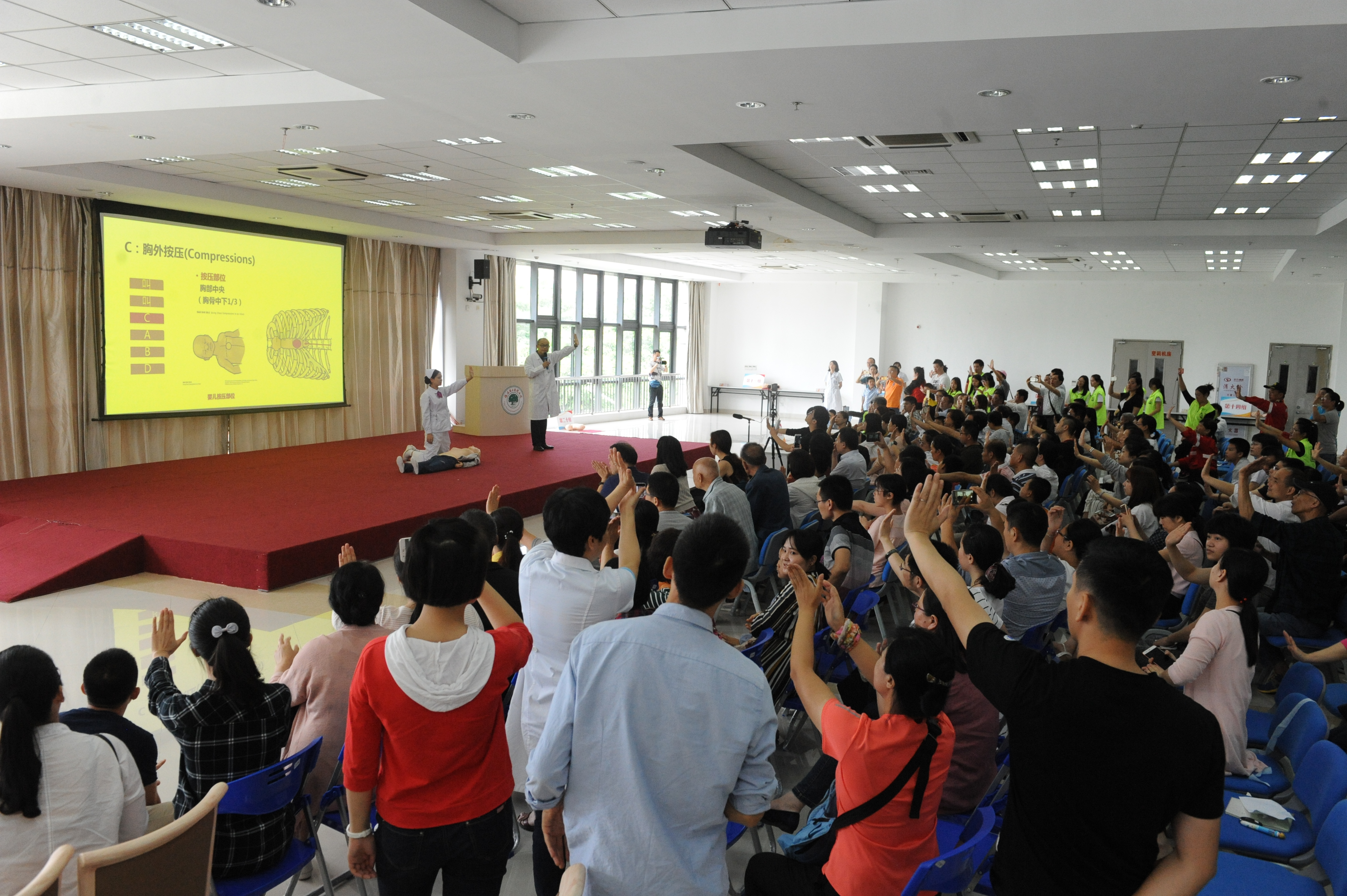 04 吸引了数百位市民读者前来参加培训.JPG