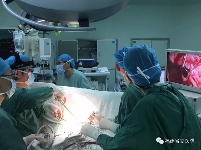 图2翁国星副院长带领心外二科团队进行电视胸腔镜再次三尖瓣置换手术.webp.jpg