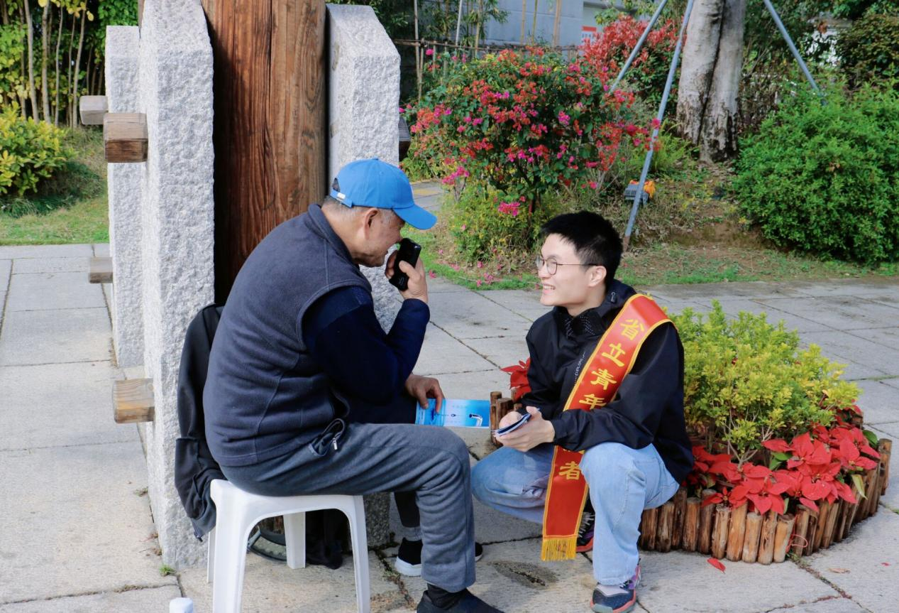 志愿者与居民交流绿色节水理念