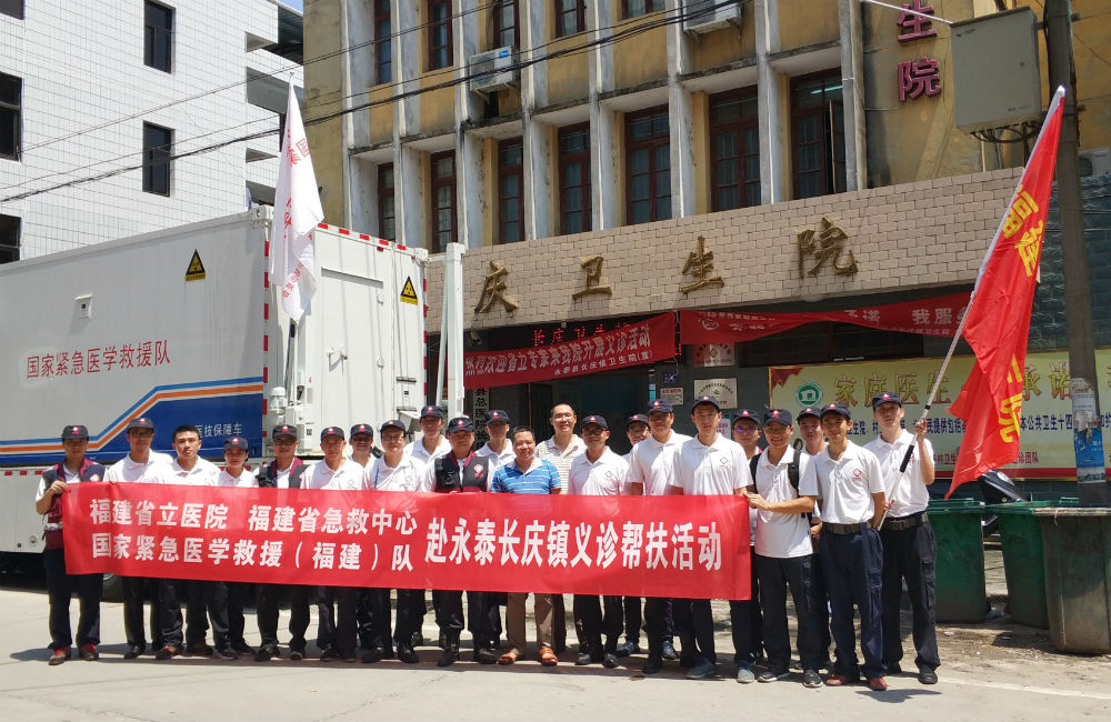 义诊及培训结束后在卫生院门口合影留念.jpg