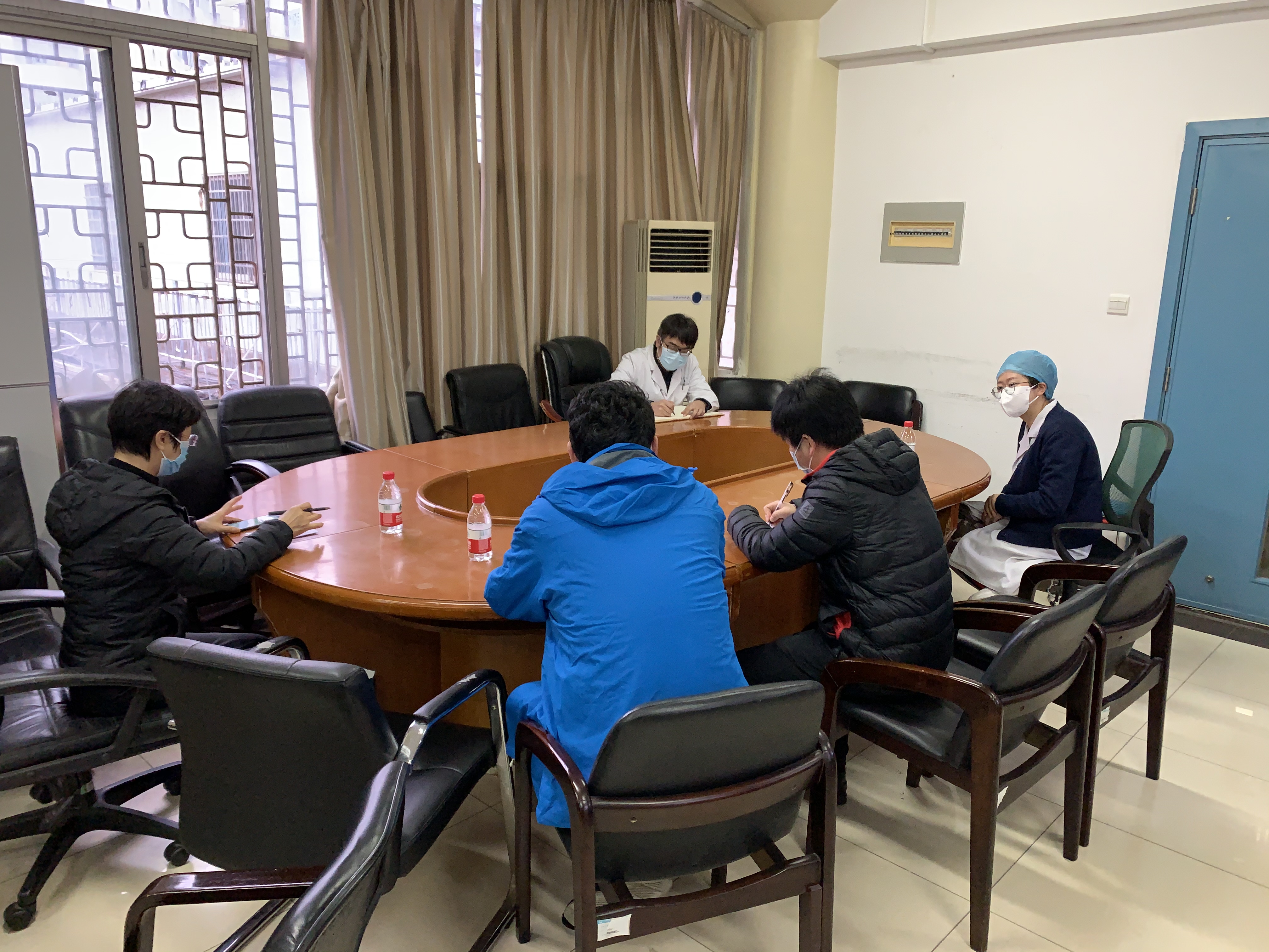 陈建华(左二)参加现场调研.jpg