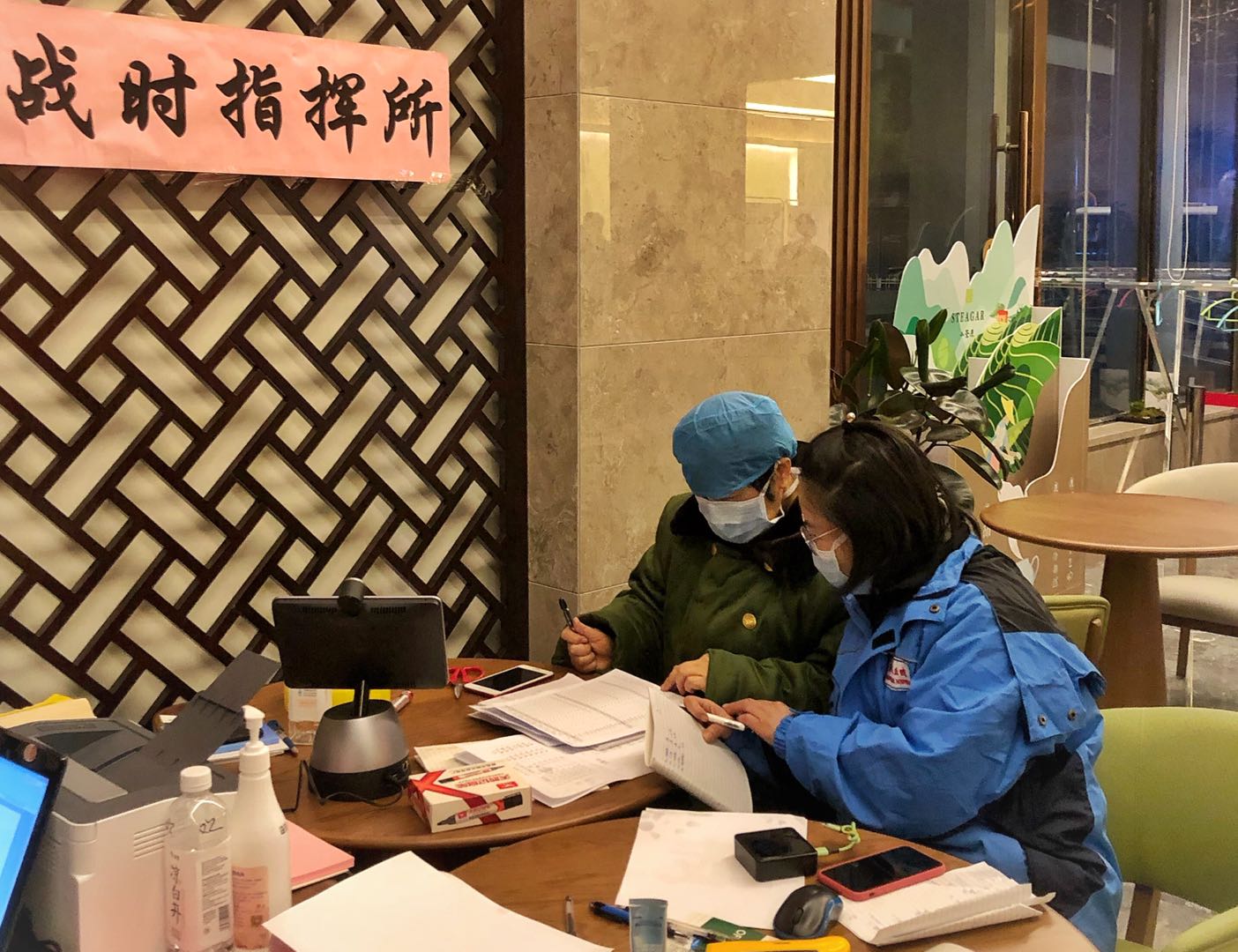 10.李娜与陈晓欢主任讨论物资管理方案.jpg