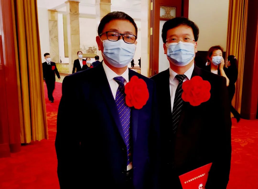 2党委书记、院长朱鹏立(左)与呼吸与危重症医学科主任谢宝松(右)参加全国抗击新冠肺炎疫情表彰大会.jpeg