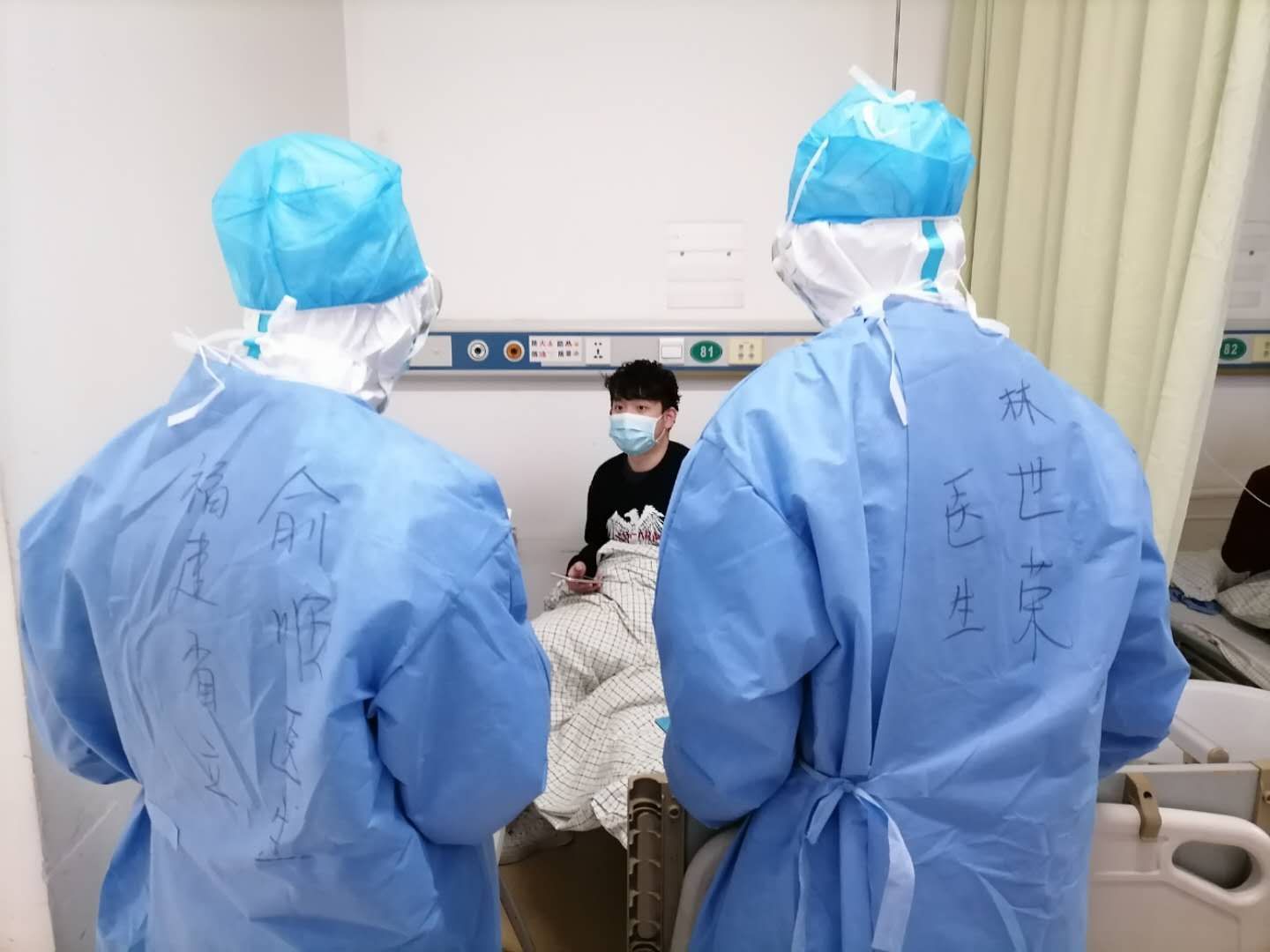 林世荣(右)在查房.jpg