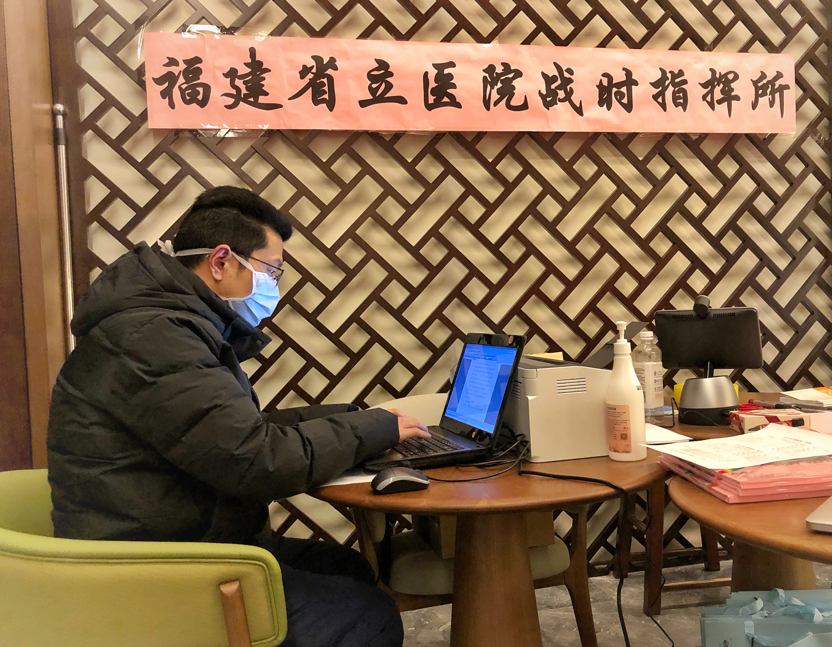 2.深夜伏案工作.jpg