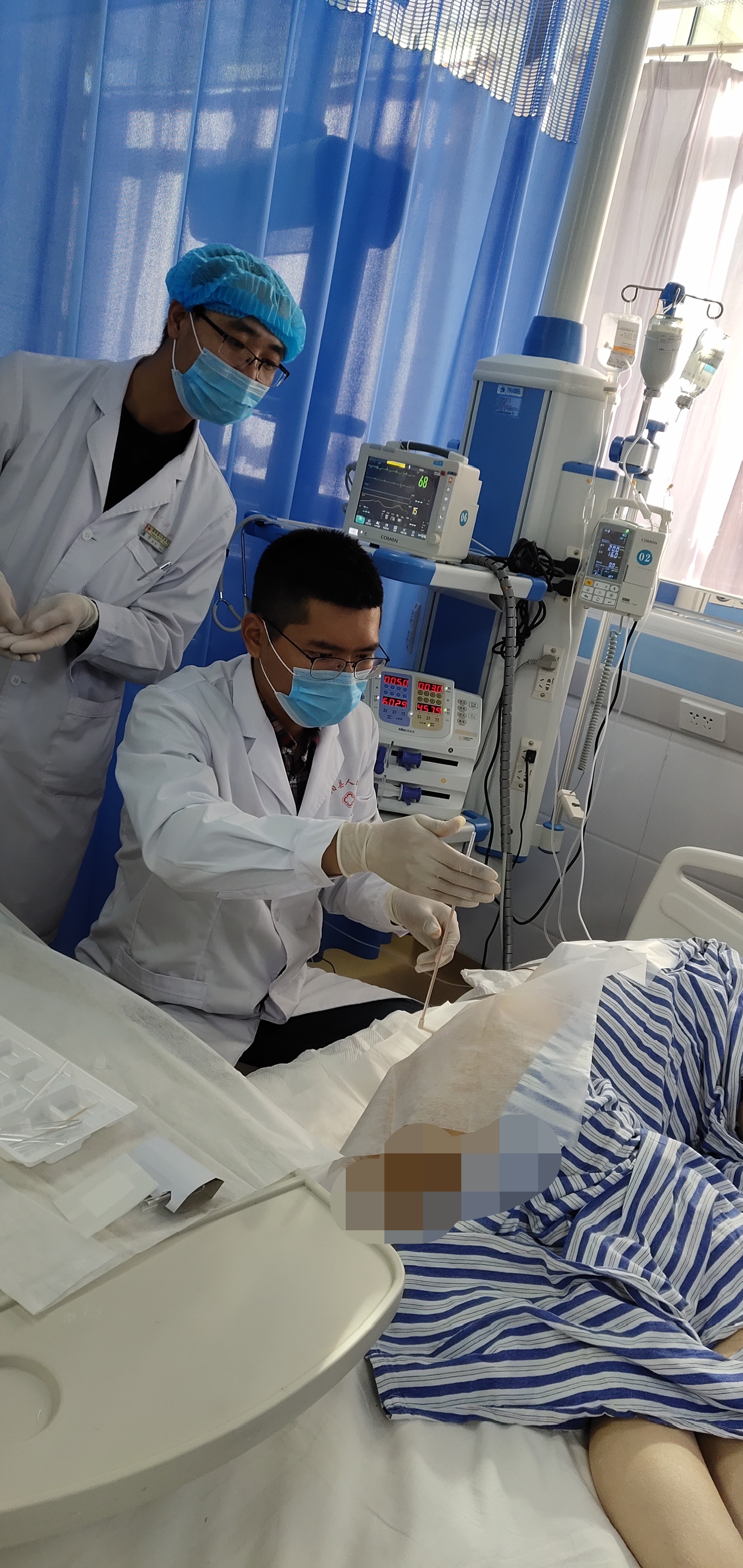 6郑诗豪医师为陈奶奶做治疗.jpeg